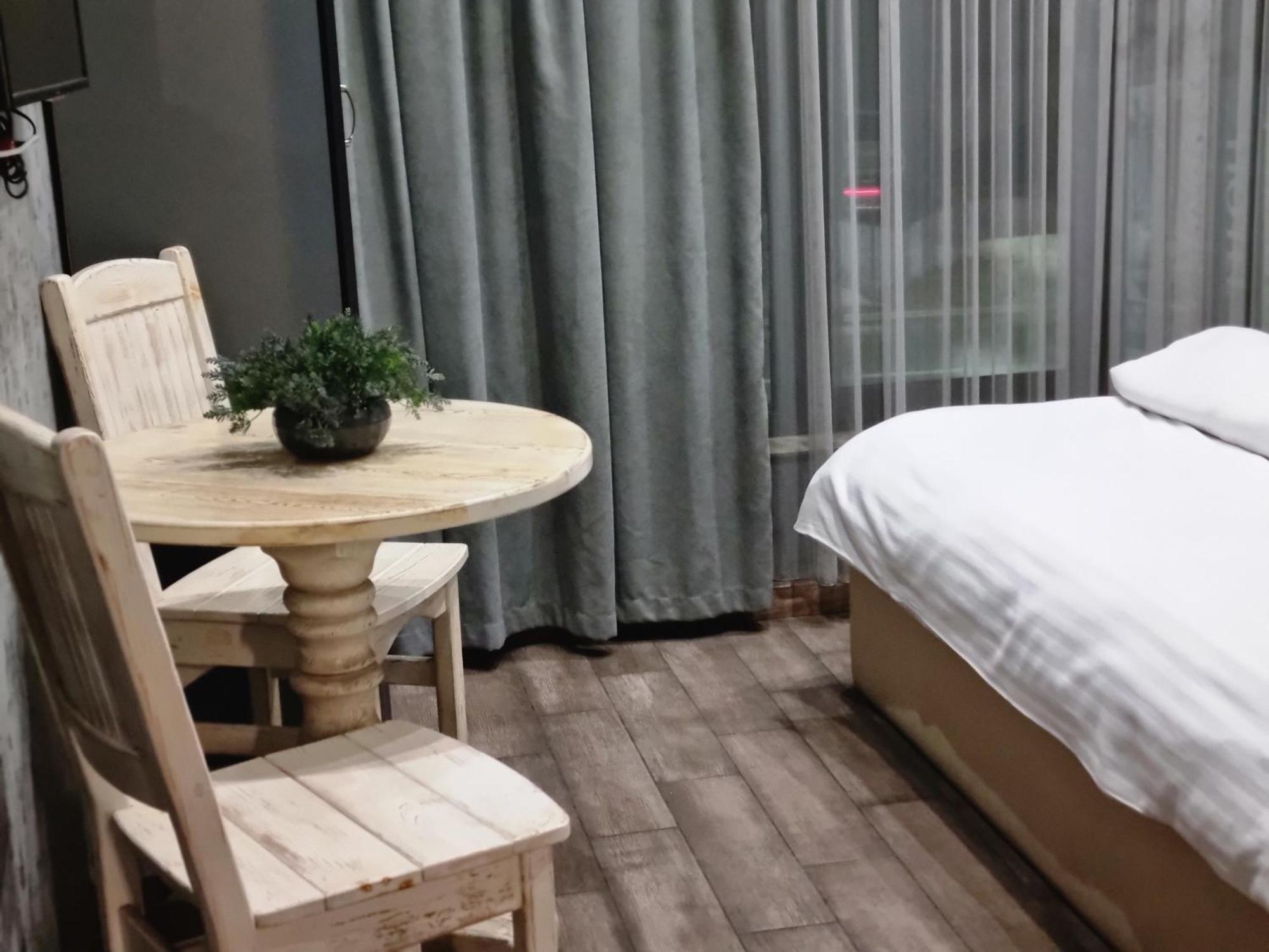 Day Inn Hotel 耶烈万 外观 照片