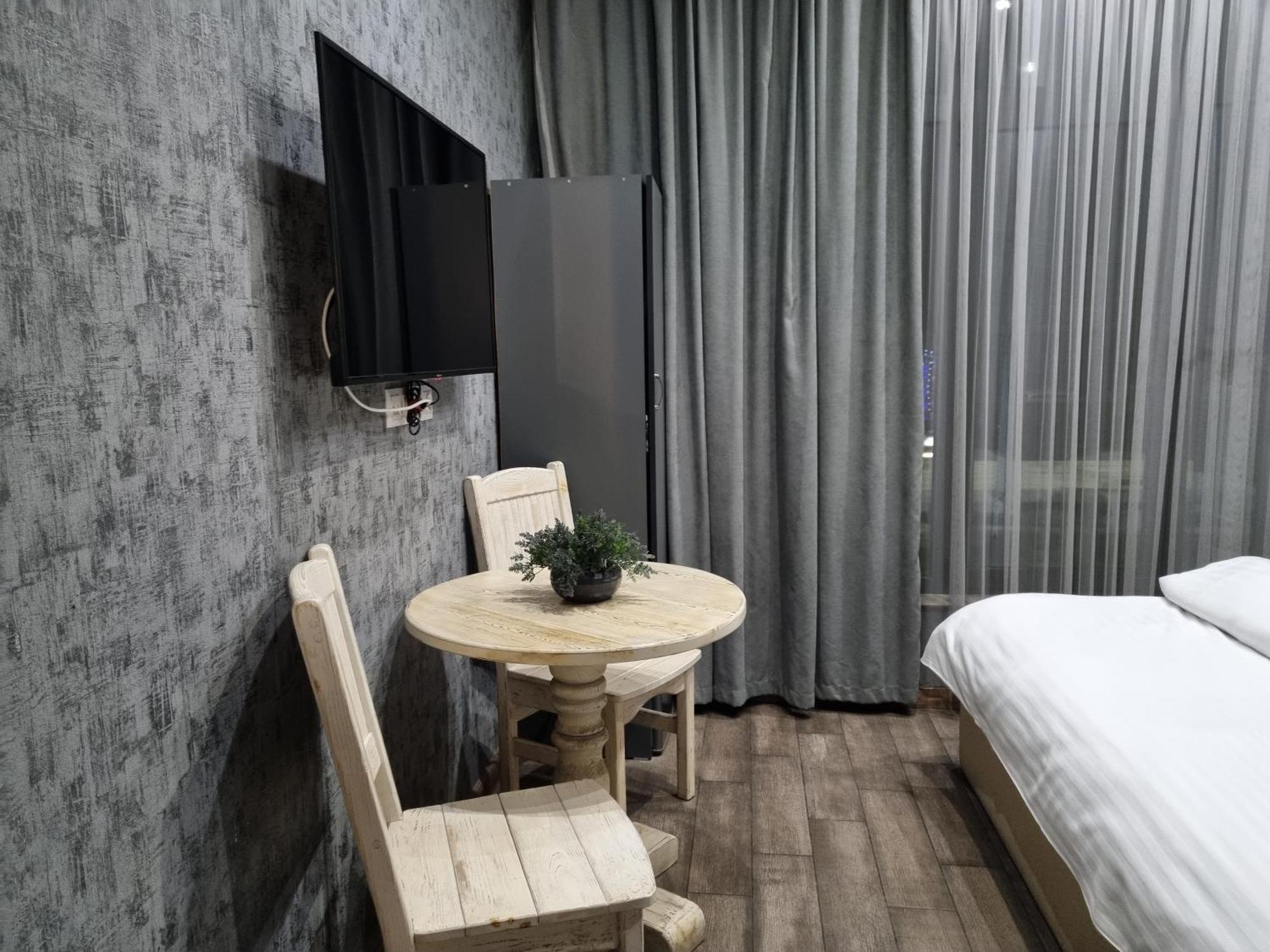Day Inn Hotel 耶烈万 外观 照片
