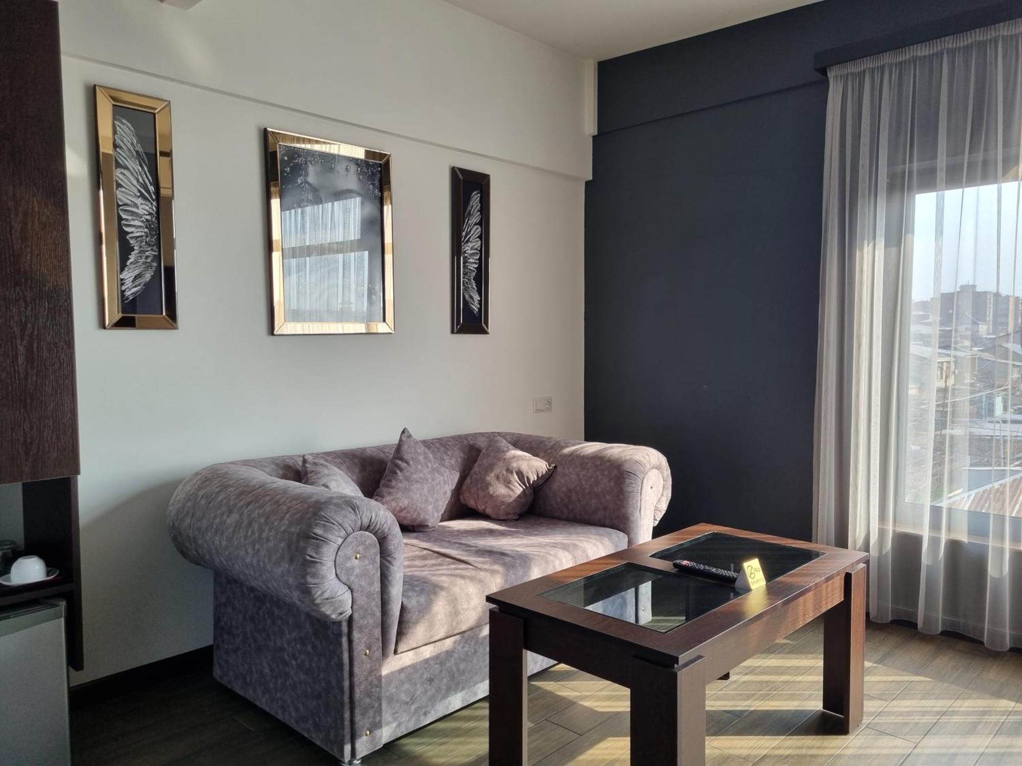 Day Inn Hotel 耶烈万 外观 照片