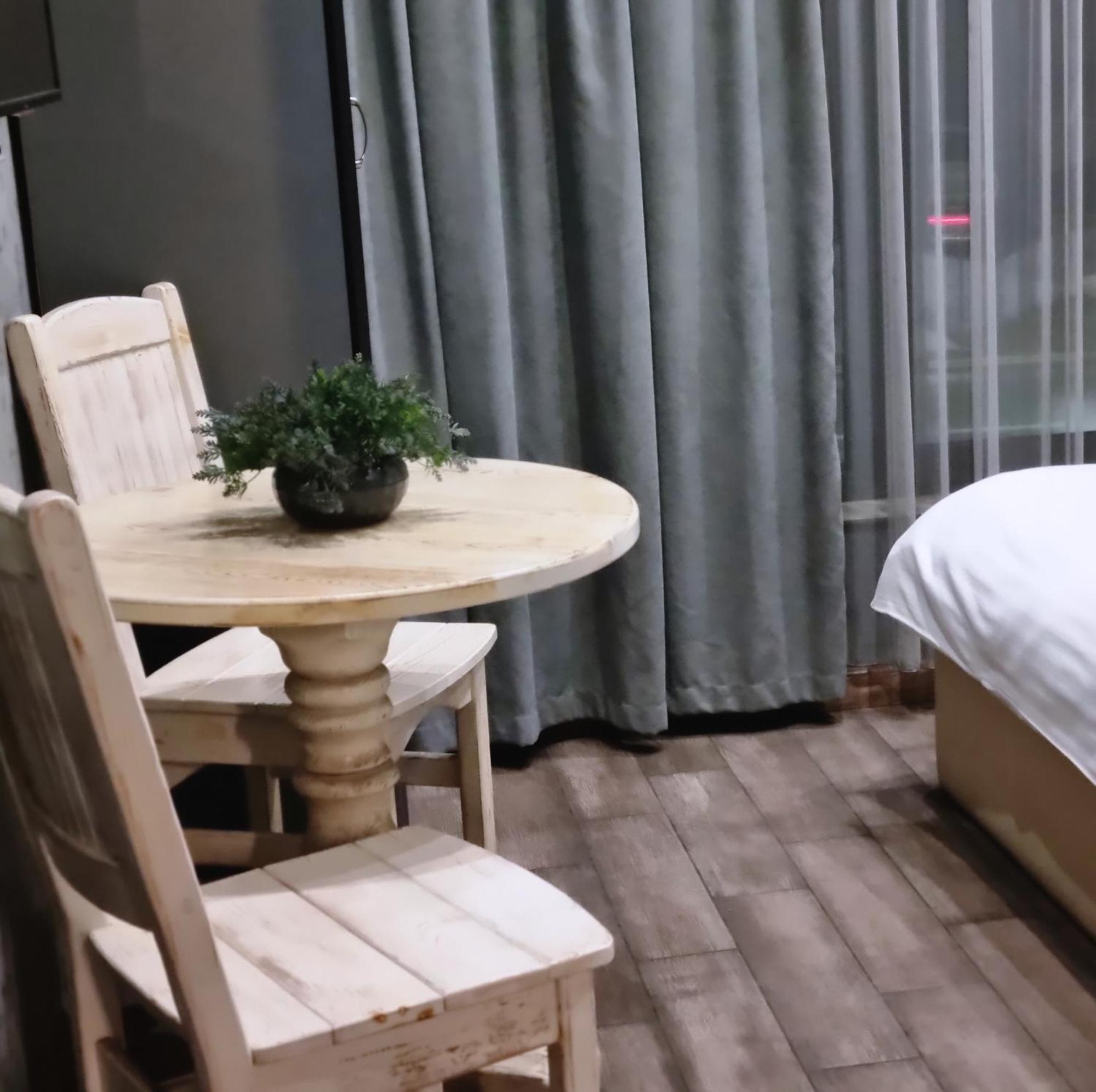 Day Inn Hotel 耶烈万 外观 照片