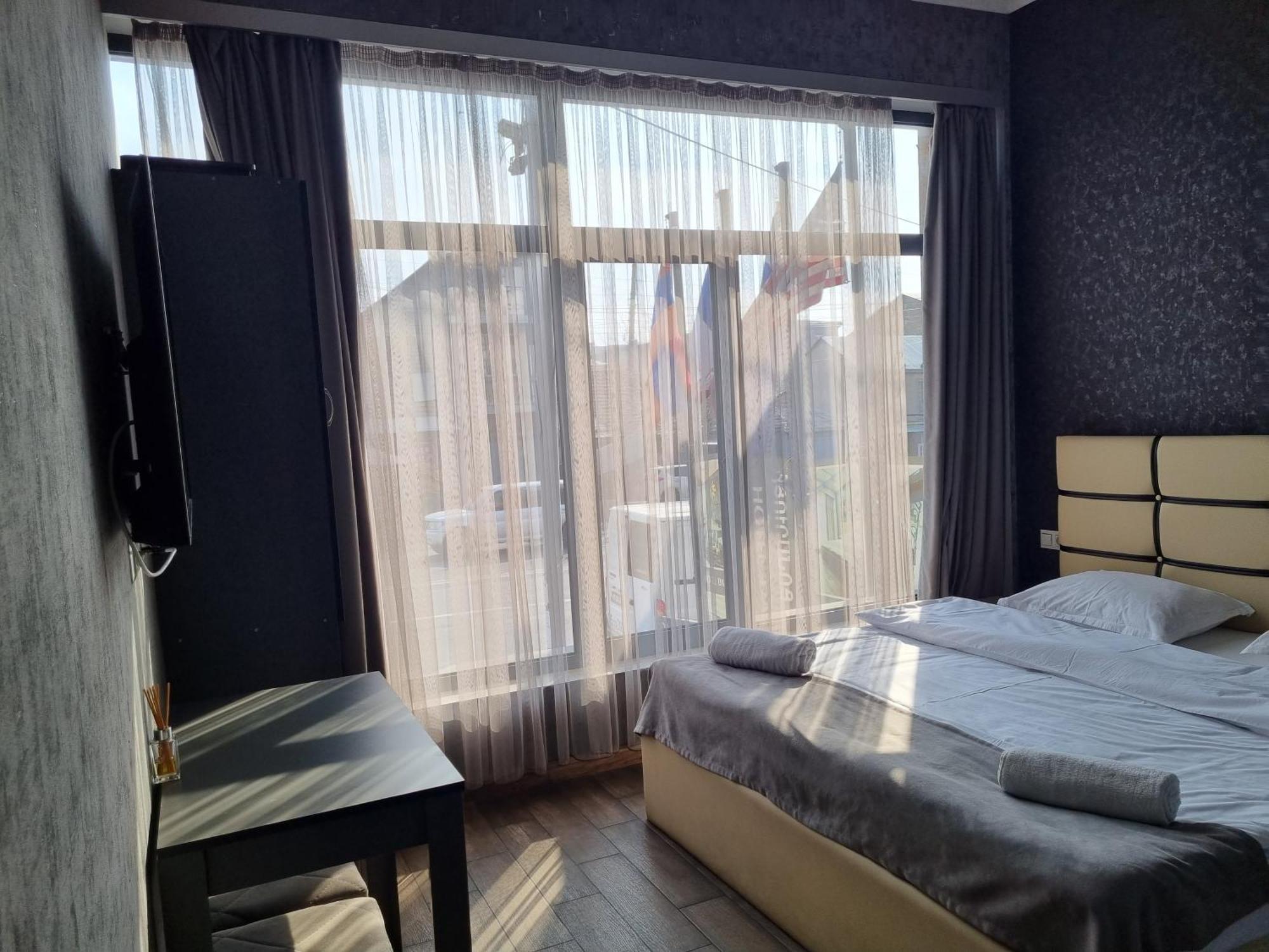 Day Inn Hotel 耶烈万 外观 照片